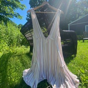 Beautiful dress, could be great as a beach cover up or going out!